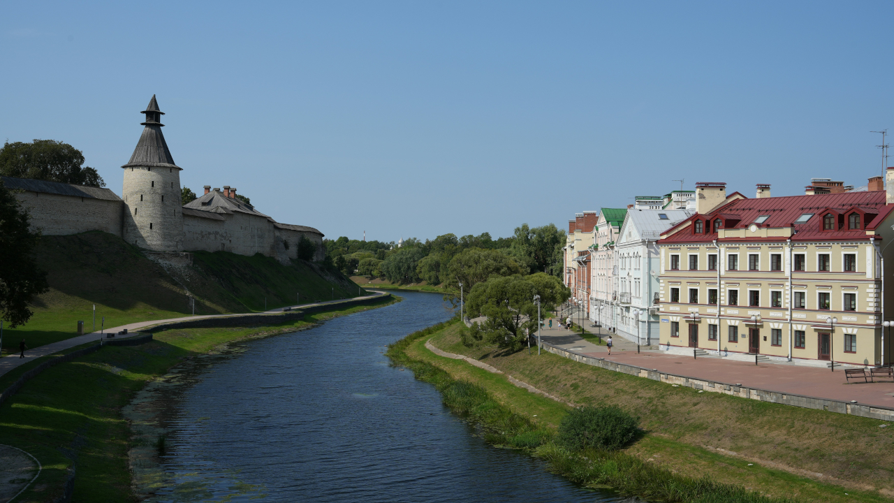 Вид на реку, которая отделяет кремль от города