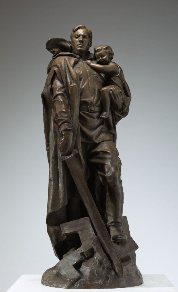 Скульптура воина с ребенком на руках