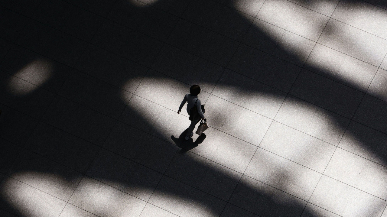 Женский силуэт в окружении теней