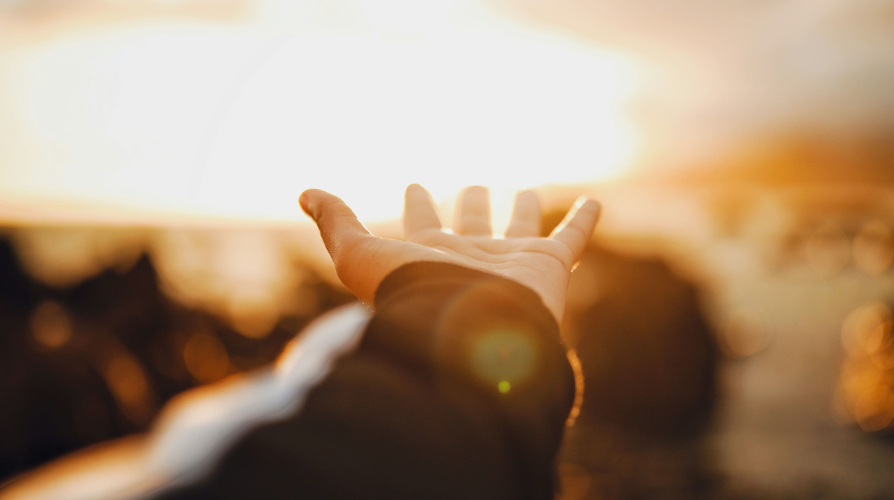 Протянутая рука в солнечном свете