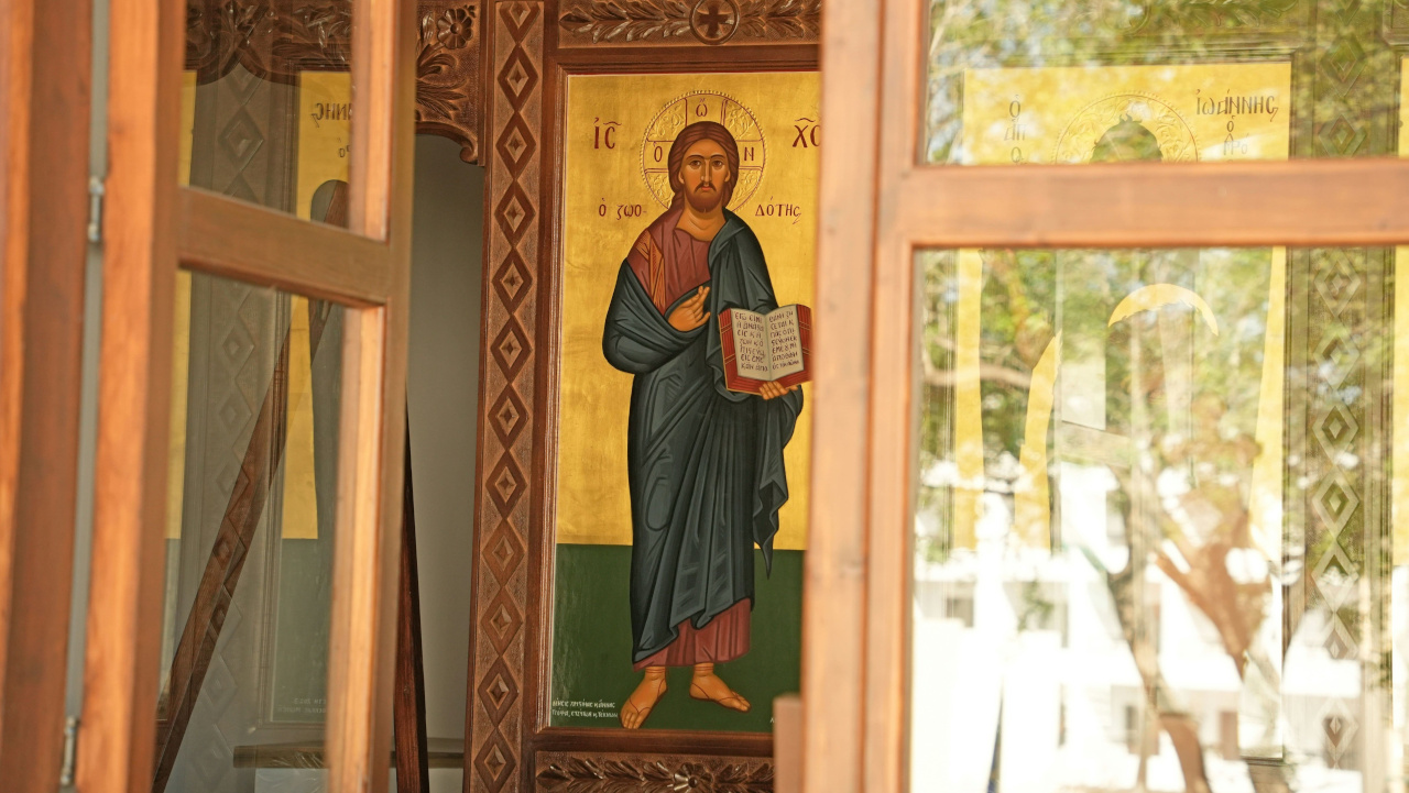 Икона Иисуса Христа в открытом окне