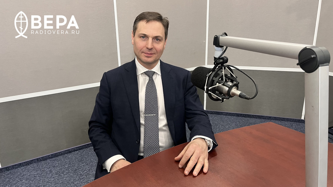 Владислав Жукович в студии Радио ВЕРА