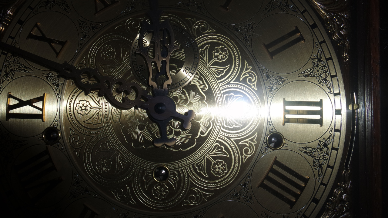 Стальной циферблат крупным планом