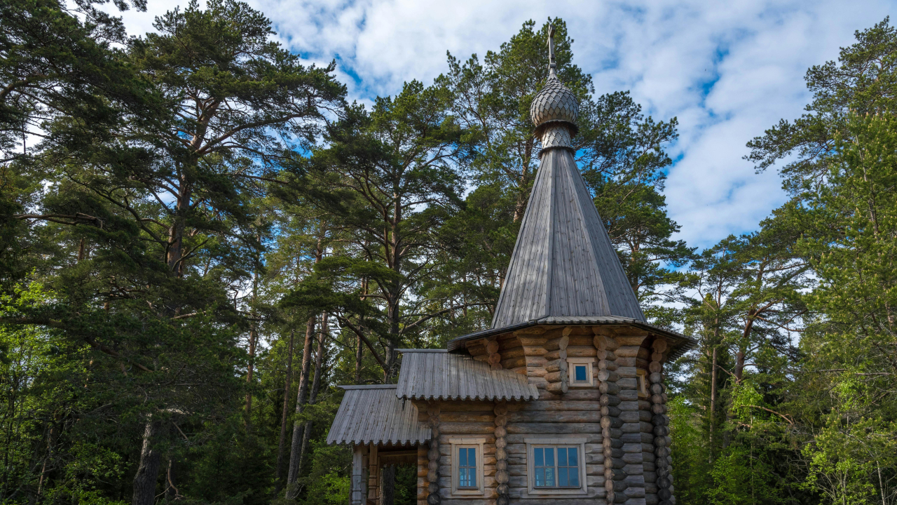 Деревянная церковь стоит среди сосен