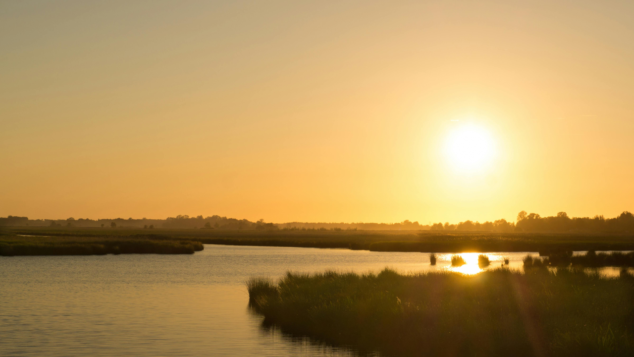 Восходящее солнце над рекой