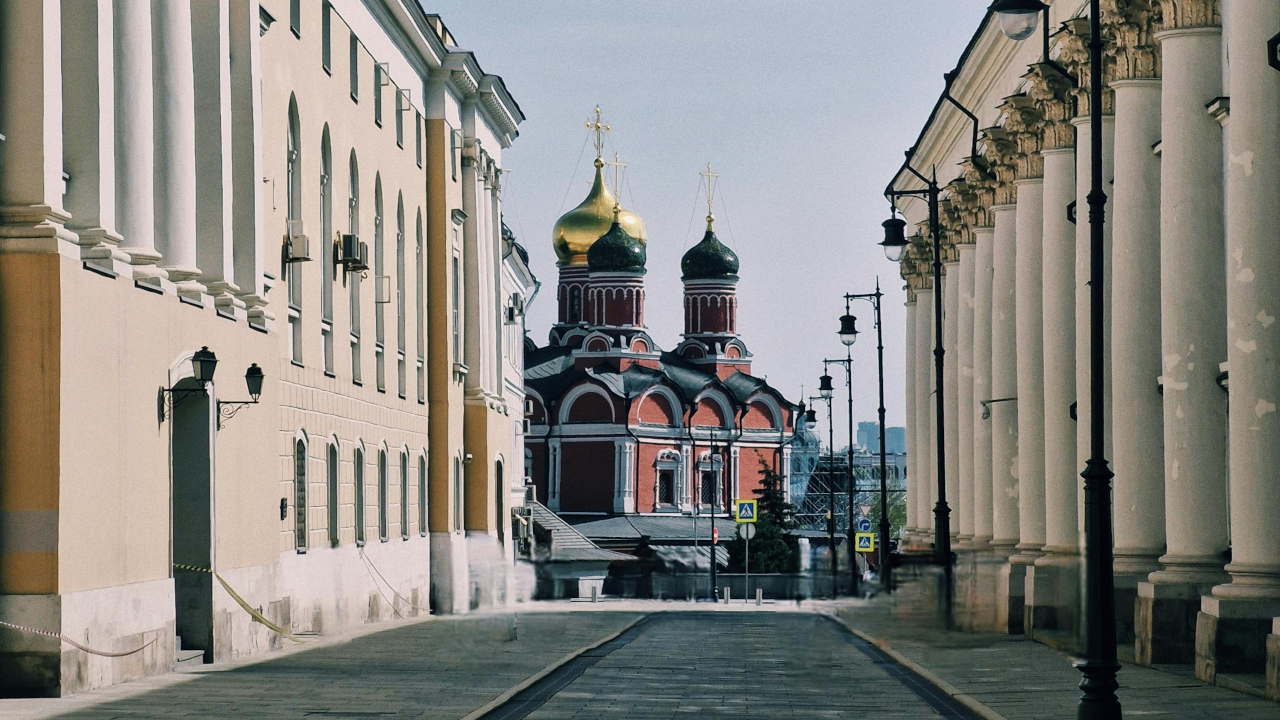 Краснознаменная церковь в конце улицы