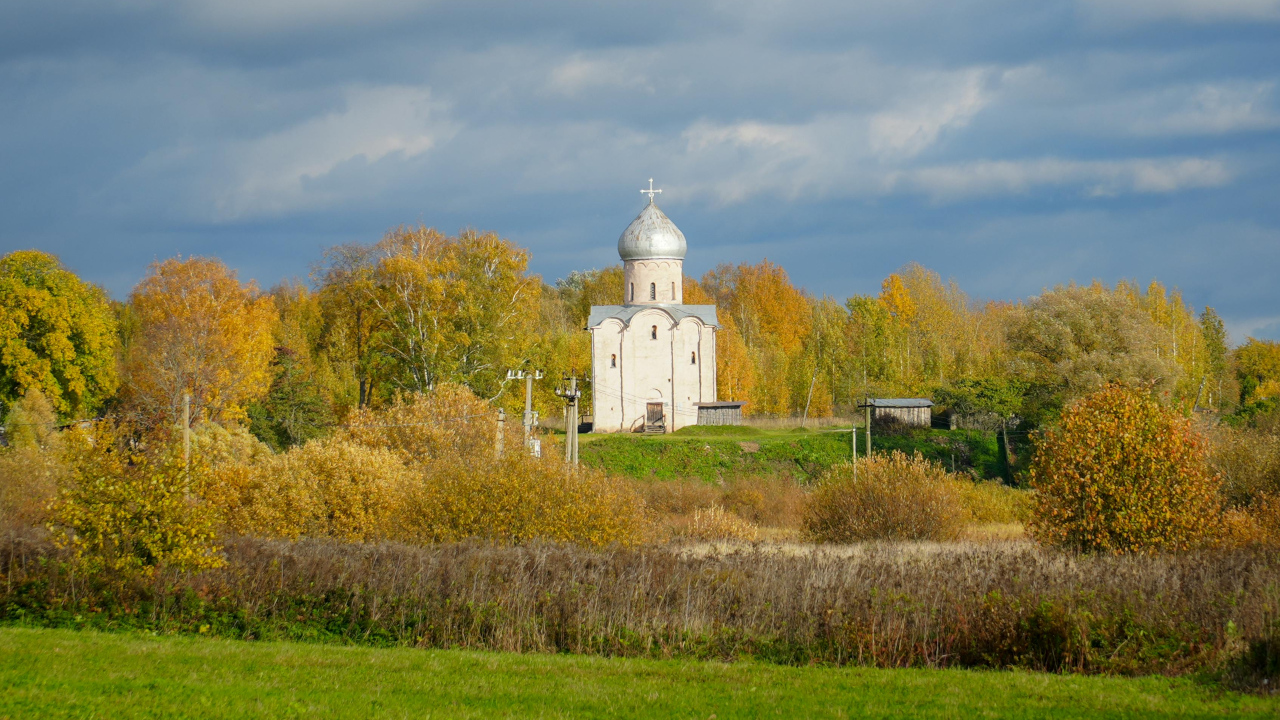 Белокаменный храм освещённый солнцем