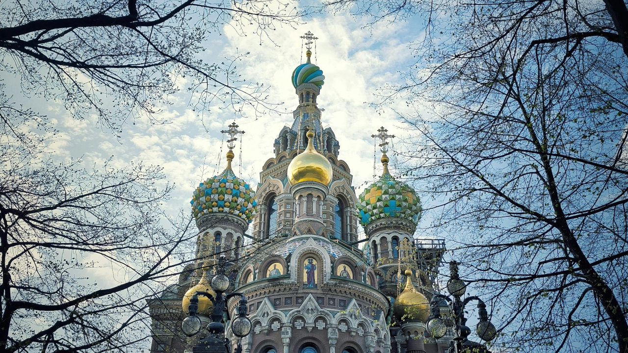 Красивые, разноцветные, резные купола она фоне яркогосолнца