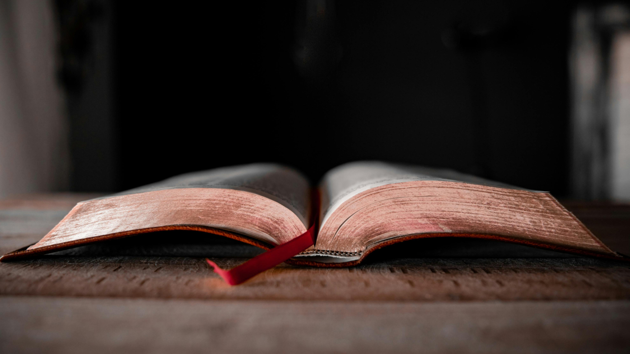 Раскрытая книга, с красной лентой-закладкой