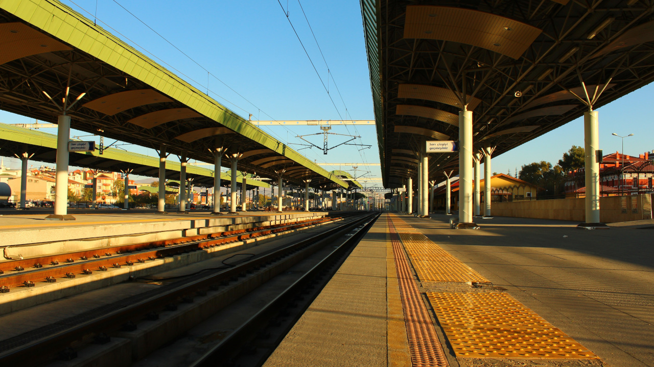 Платформа железной дороги, освещённая солнцем