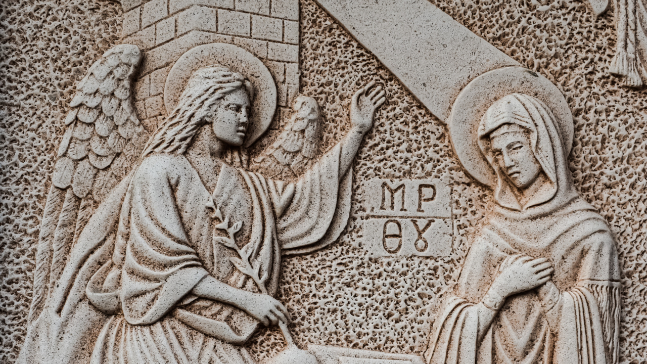 Барельеф со сценой Благовещенья, где Ангел Гавриил сообщает Деве Марии о рождении Ею Иисуса Христа