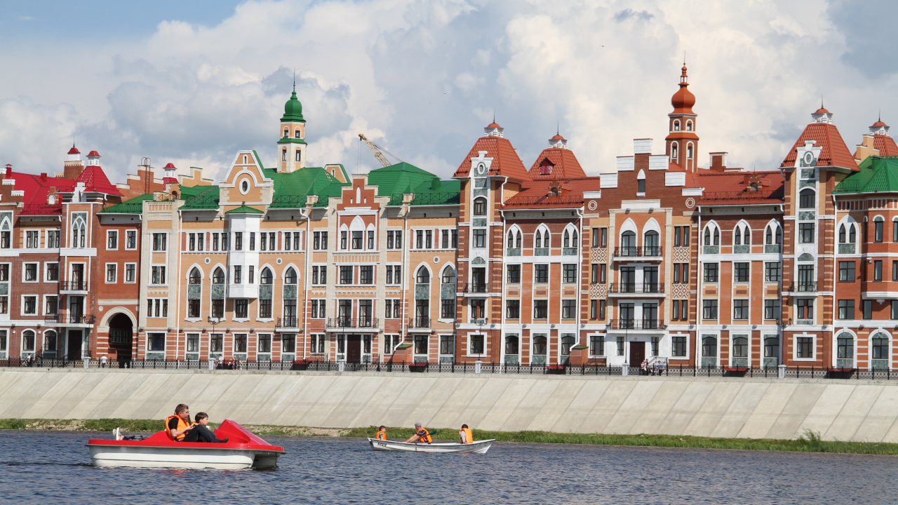 Набережная реки с красивыми домами