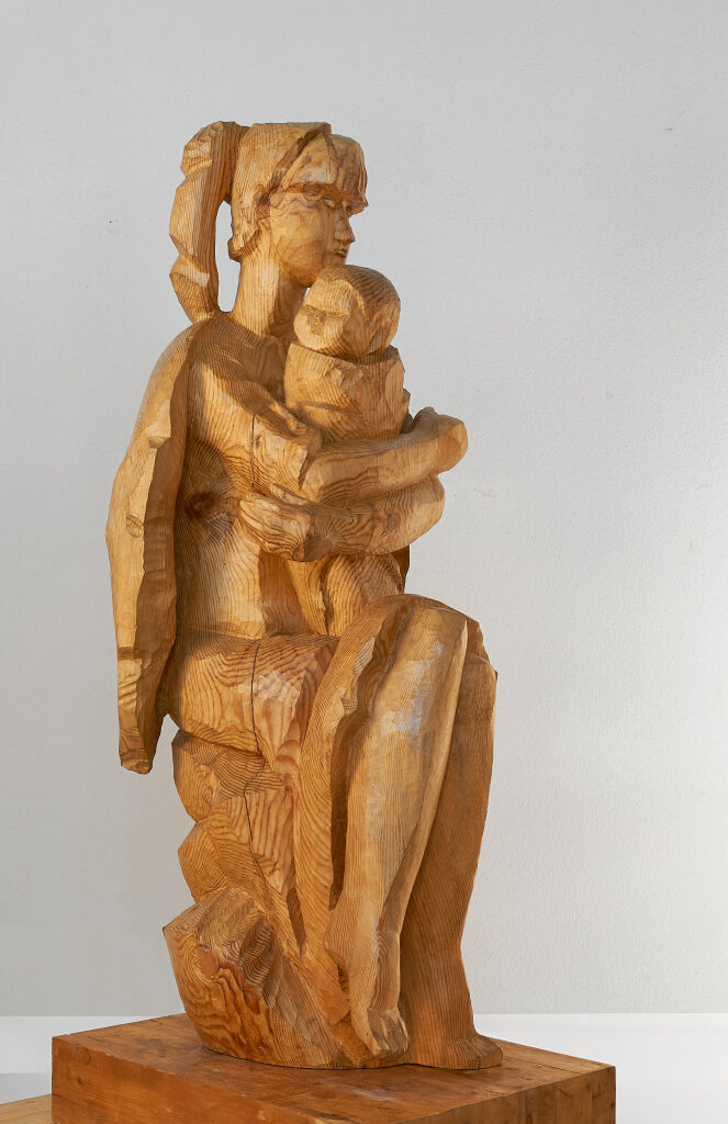 Скульптура из дерева. Женщина держит ребенка на руках.