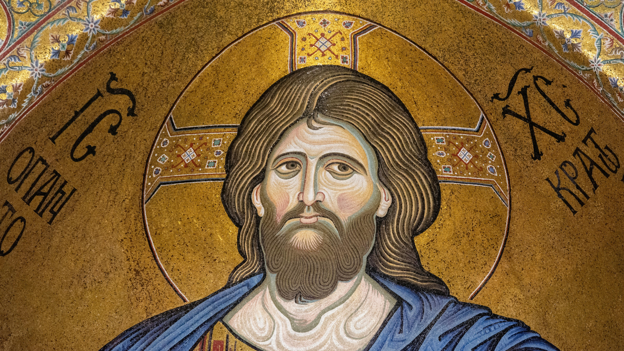 Икона с Иисусом Христом написанная на стене храма