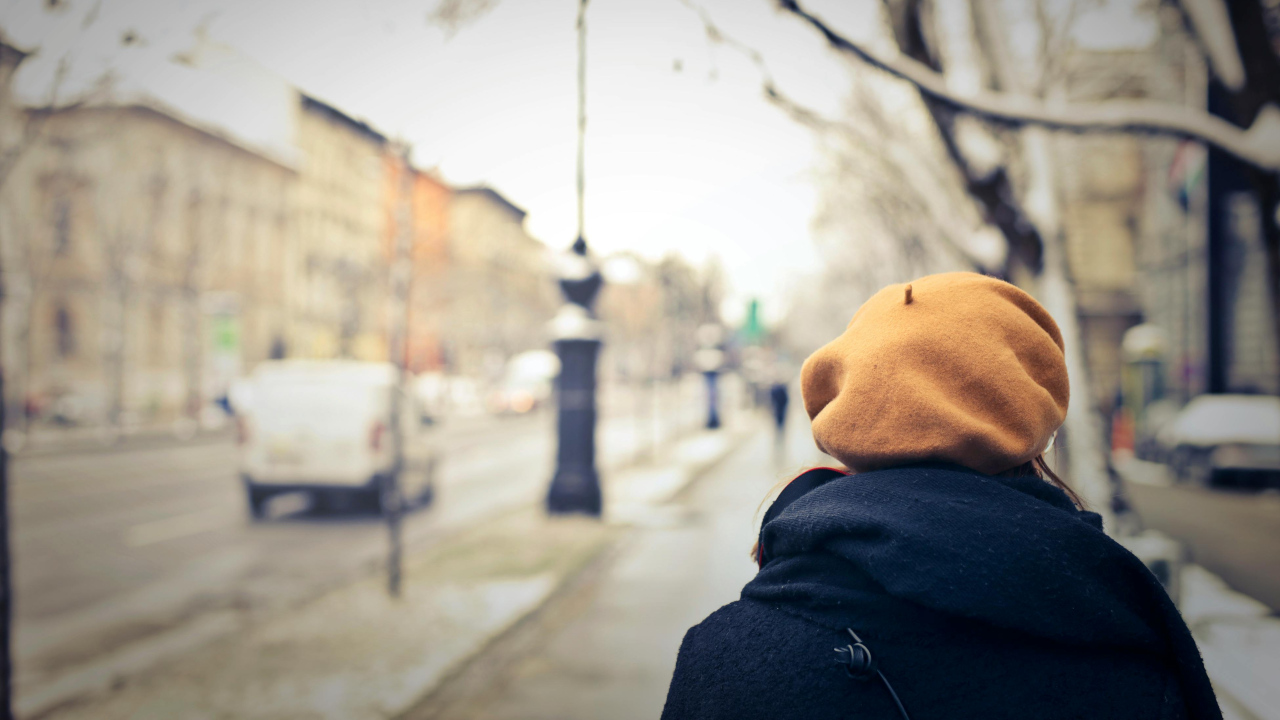 Девушка в нежно-рыжем берете, на зимней улице