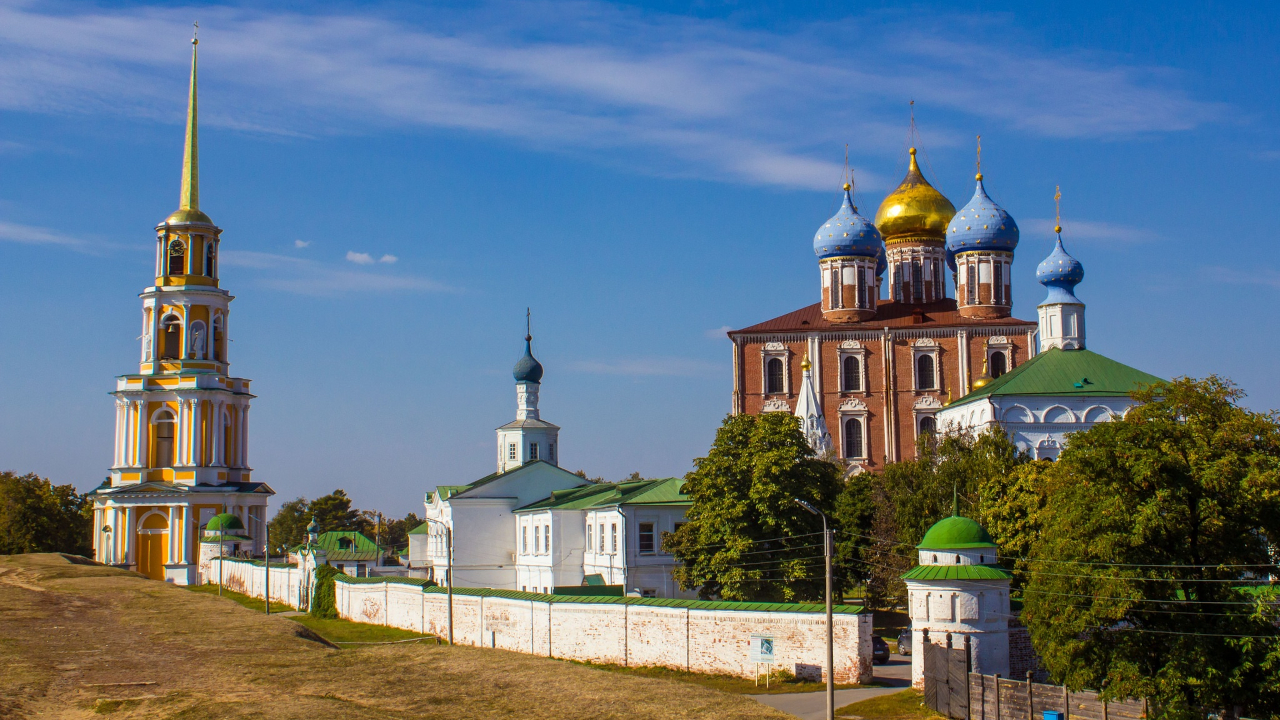 Собор из красного кирпича с синими куполами