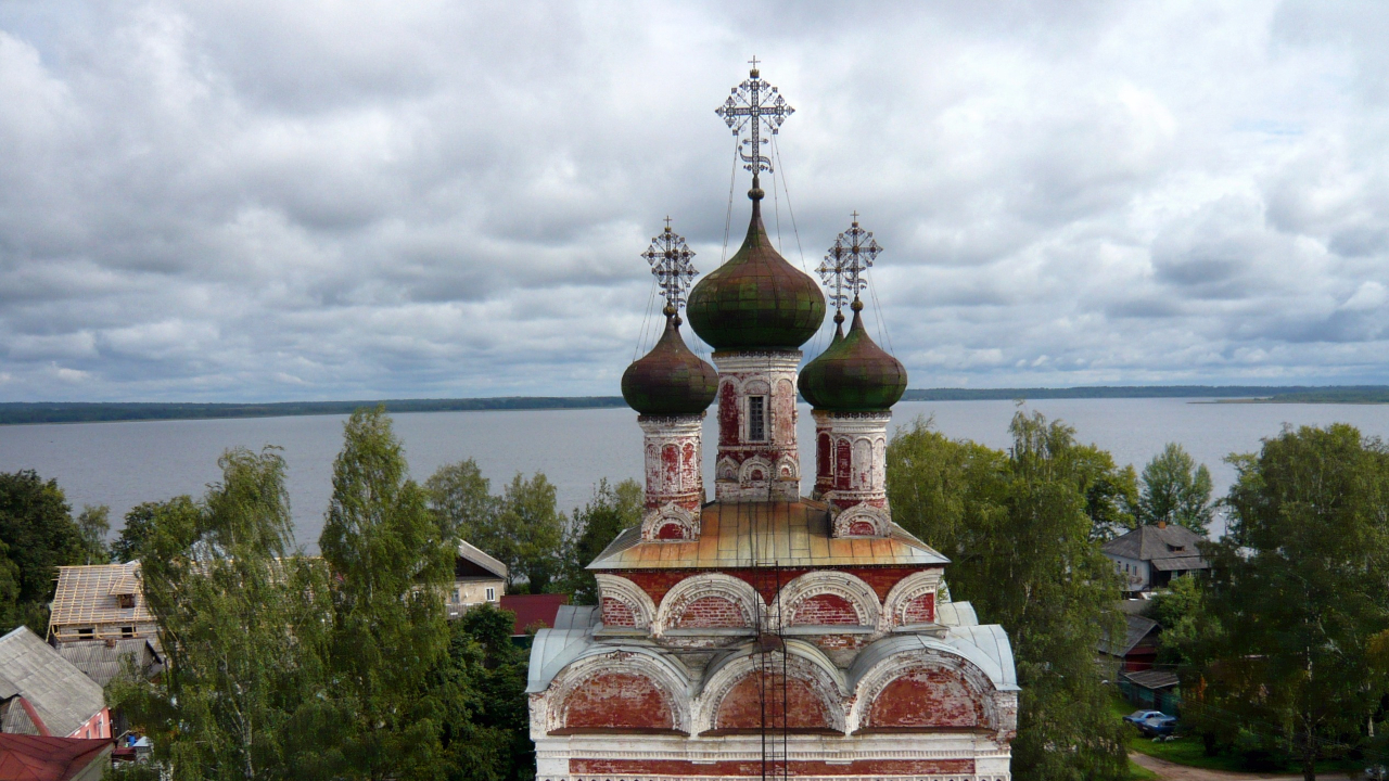 Храм из красного кирпича на берегу озера