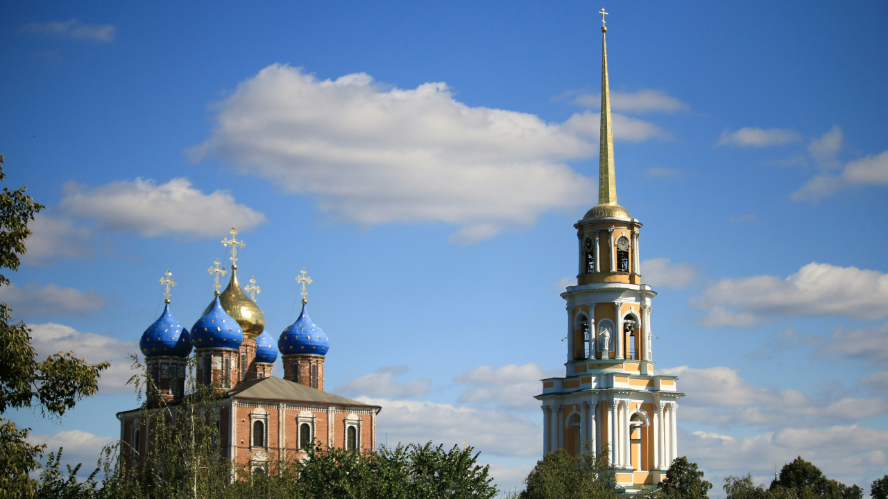 Красно-каменный собор с голубыми куполами с желтой колокольней