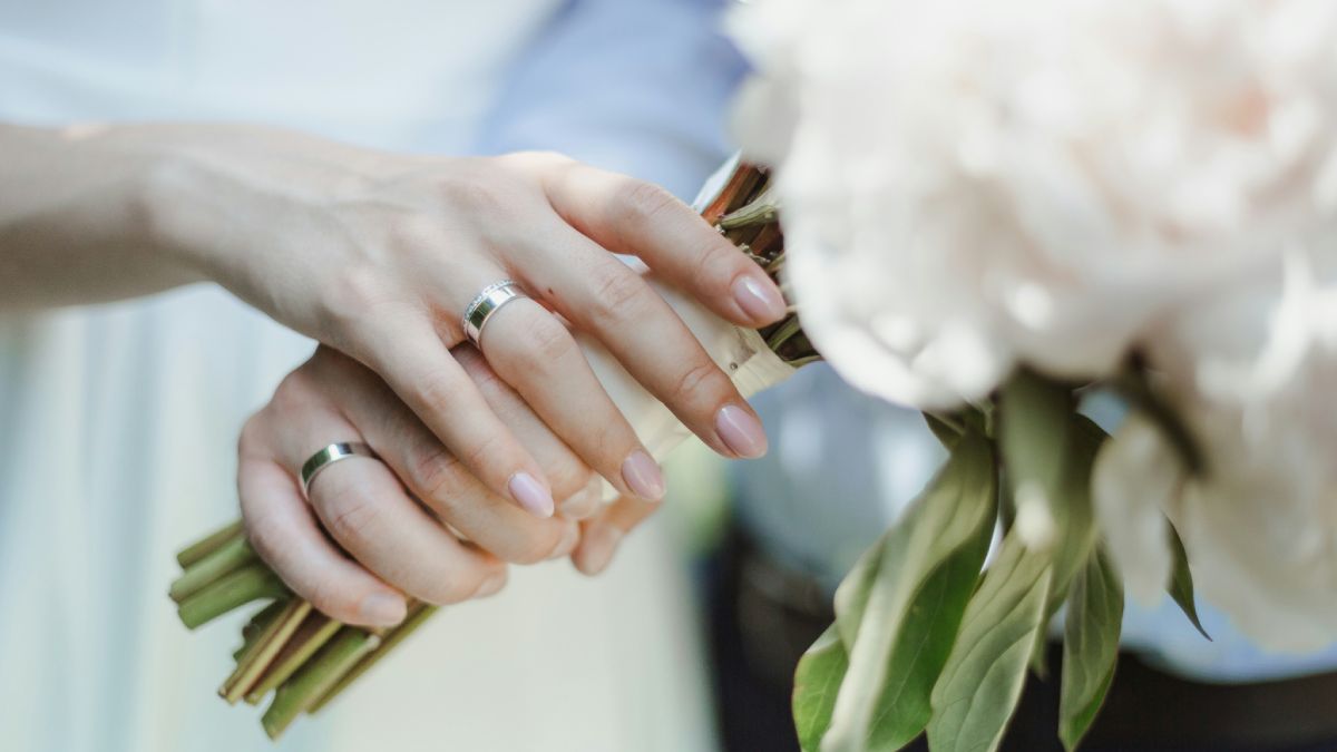 Руки молодоженов