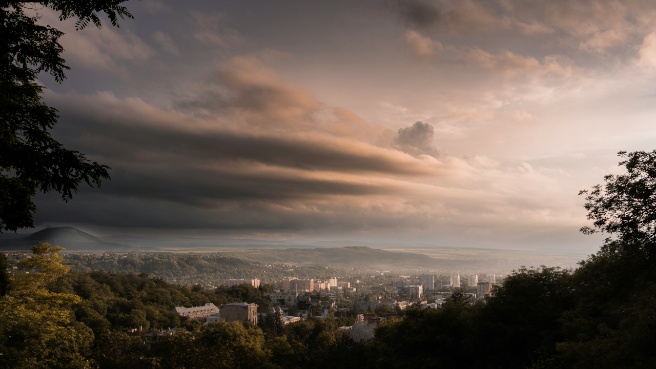 Туманное утро над городом