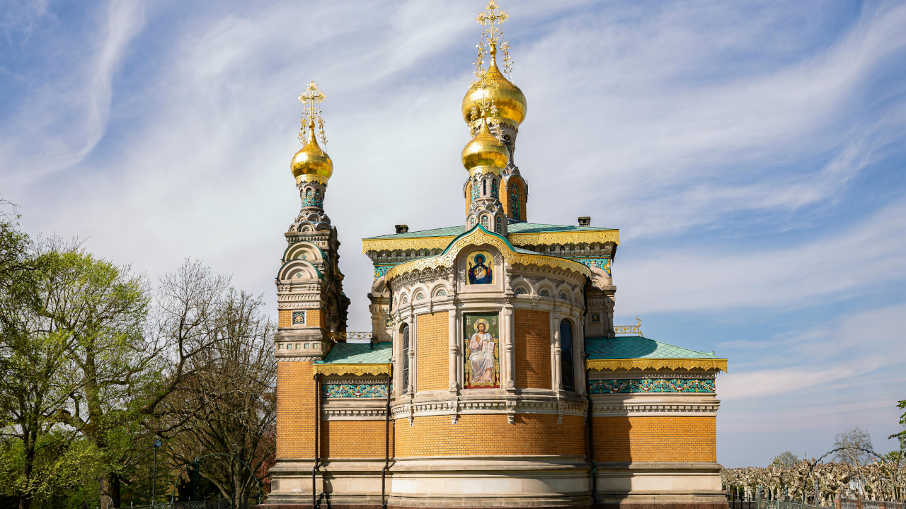 Православная церковь с золотыми куполами