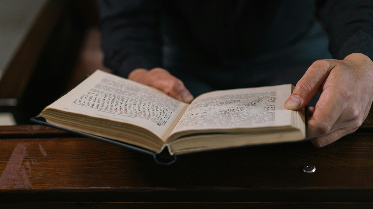 Открытая книга в руках