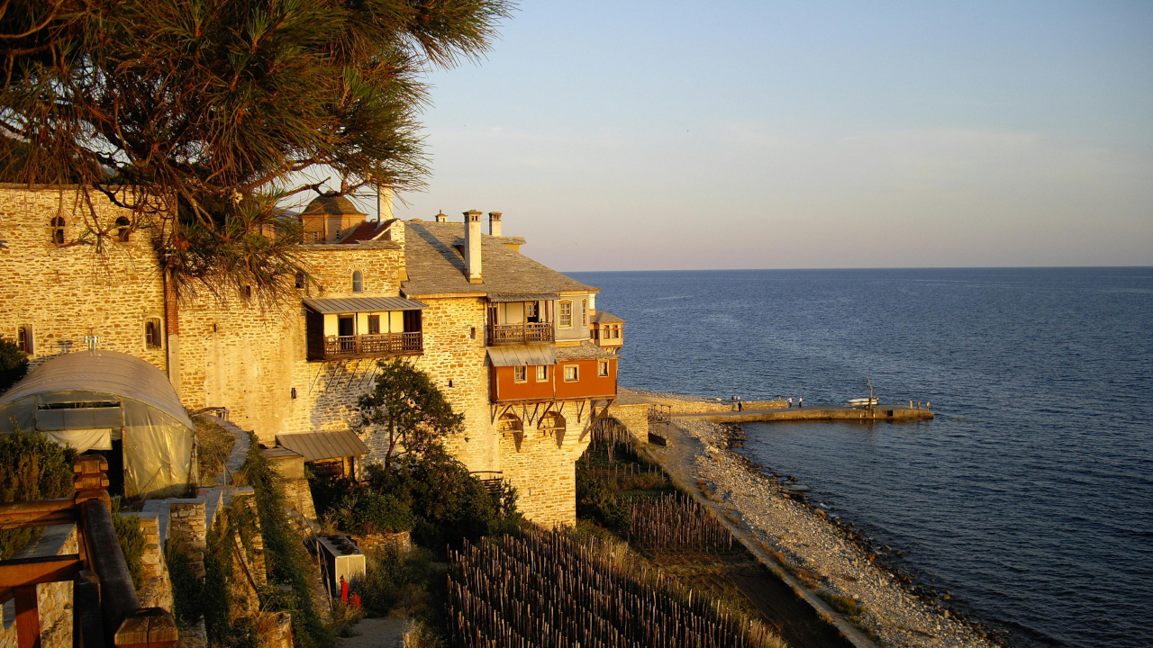 Вид на здание острова Афон, в лучах закатного солнца