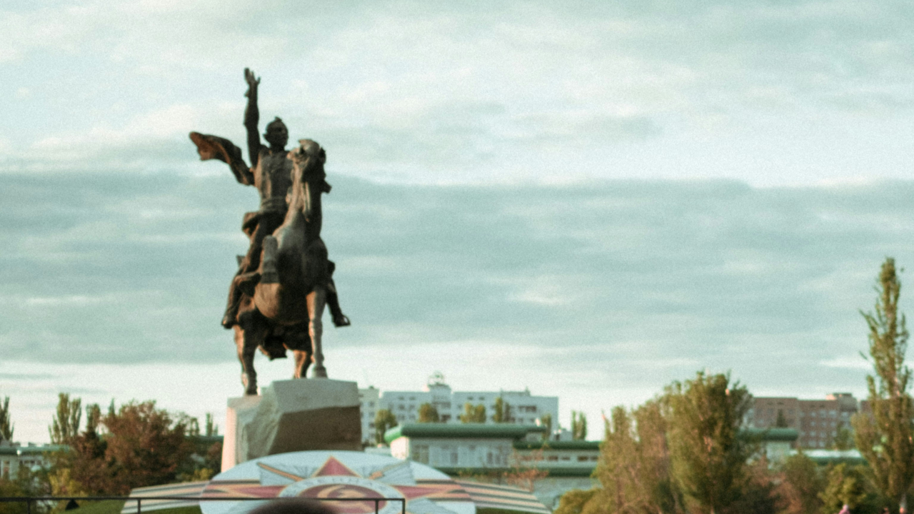 Памятник: воин на коне