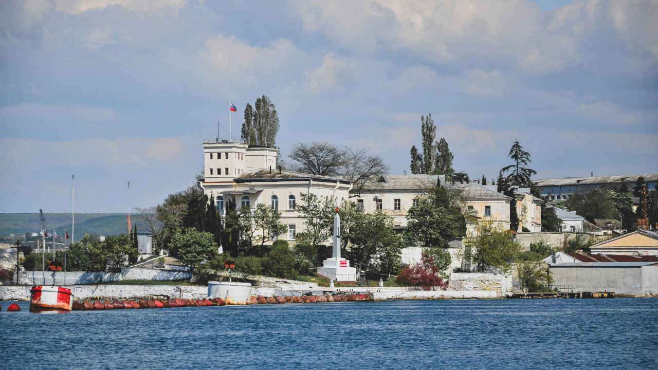 Вид с моря на здание
