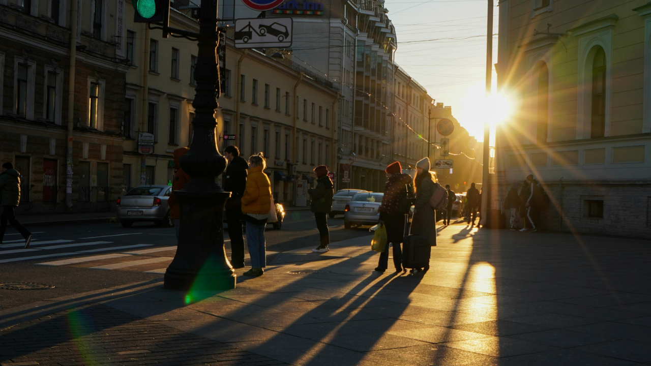 Люди переходят дорогу, в городе