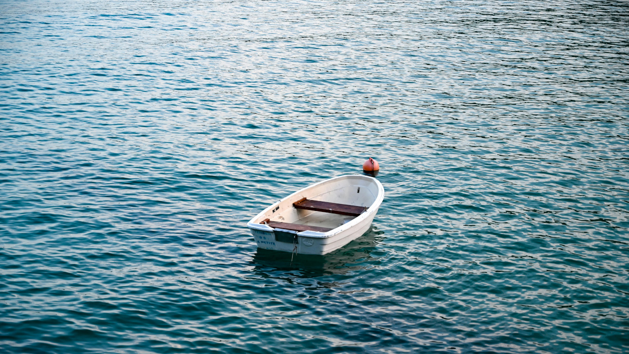 Белая лодка в синем море