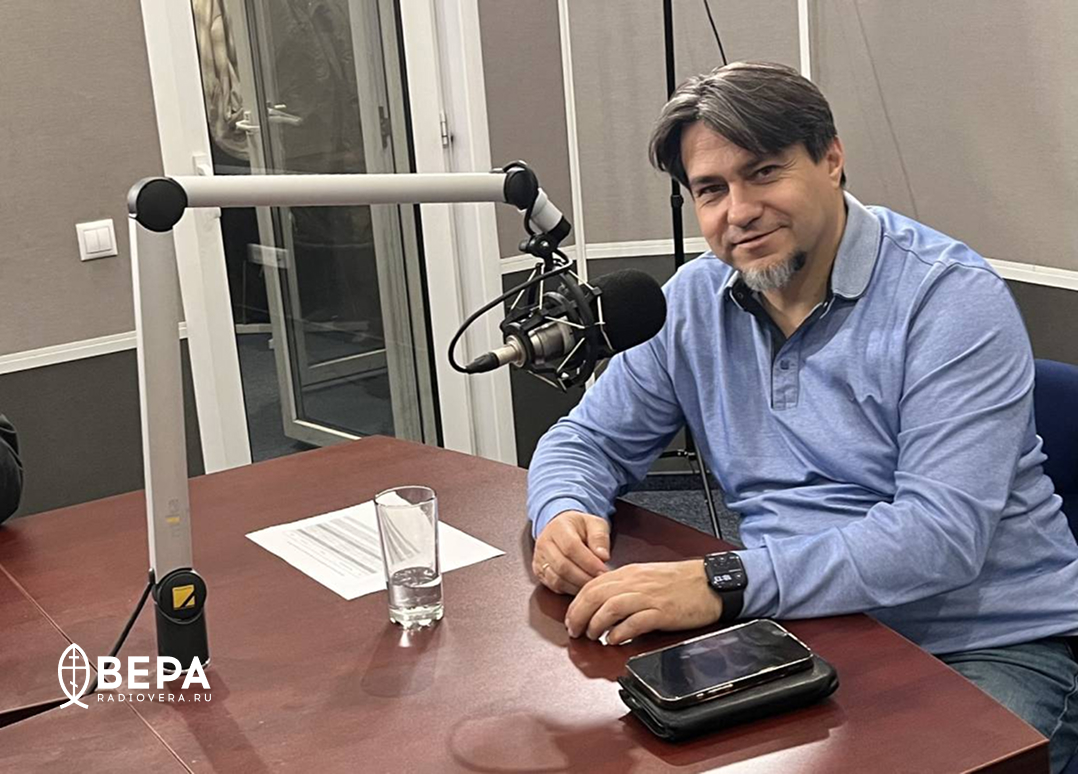 Илья Торгашин в студии Радио ВЕРА