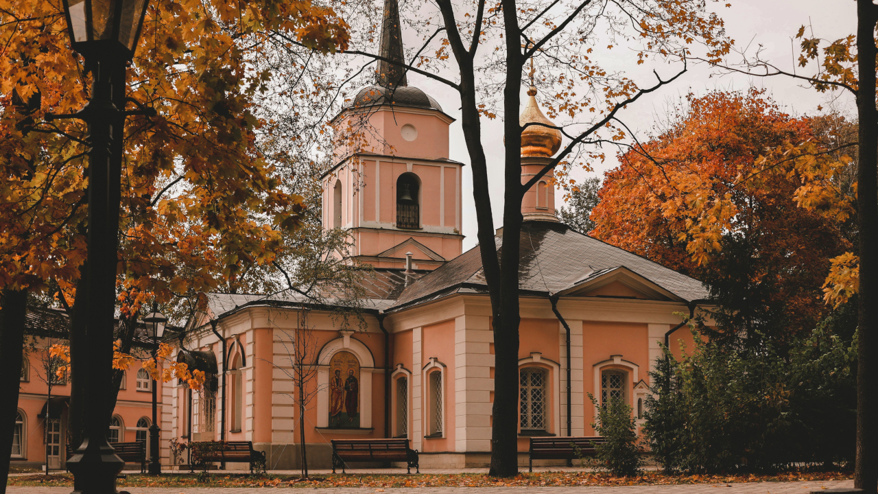Церковь в городе