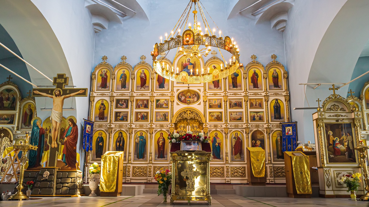 Алтарь в церкви